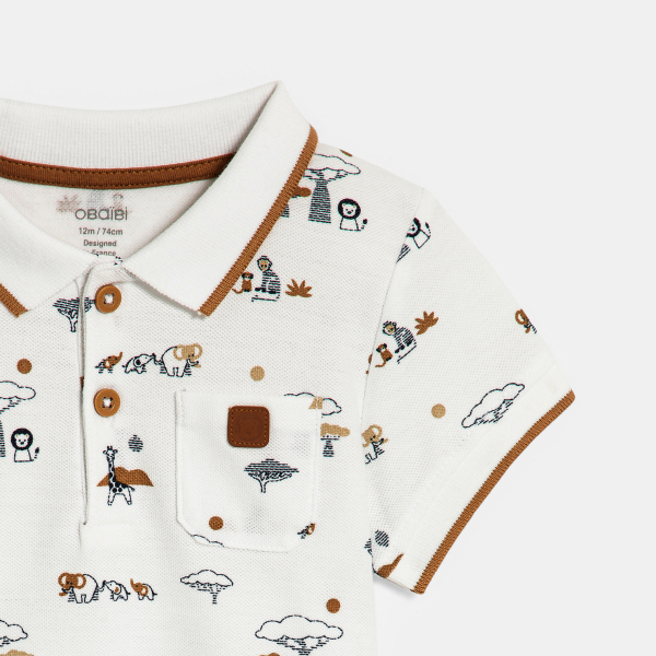 تي شيرت بولو منسوج، باللون الأبيض ومُزيَّن بطبعة حيوانات للفتيان الصغار